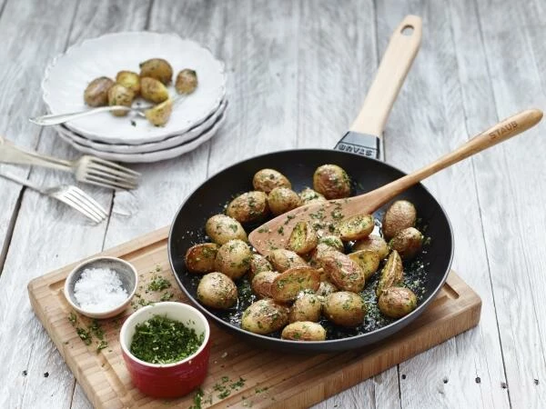 Staub Bratpfanne Aus Gusseisen Mit Holzgriff 17,9 Cm / 24 Cm – Bild 3