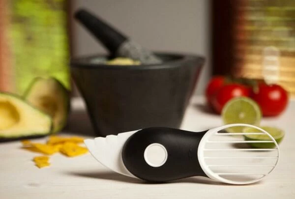 OXO Good Grips 3-in-1-Avocadoschneider In Grün – Bild 3