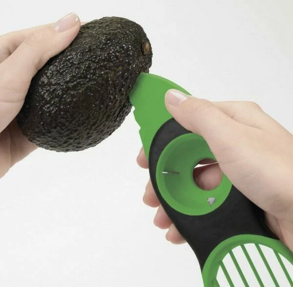 OXO Good Grips 3-in-1-Avocadoschneider In Grün – Bild 2