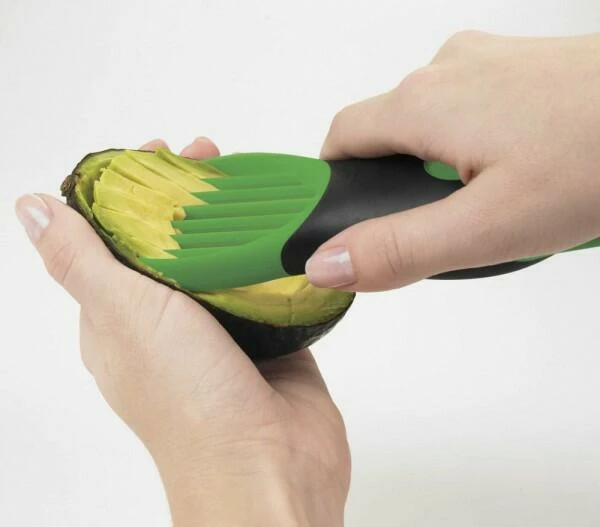 OXO Good Grips 3-in-1-Avocadoschneider In Grün – Bild 5