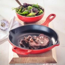 Le Creuset Brat- Und Servierpfanne Signature In Kirschrot 23 Cm / 17,5 Cm 8 Le Creuset Brat- Und Servierpfanne Signature In Kirschrot 23 Cm / 17,5 Cm -Staub Cocotte SHOP 12 Servierpfanne neu l 2