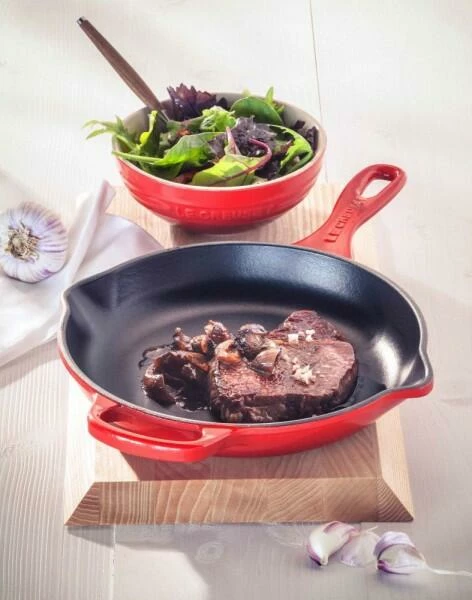 Le Creuset Brat- Und Servierpfanne Signature In Kirschrot 23 Cm / 17,5 Cm 5 Le Creuset Brat- Und Servierpfanne Signature In Kirschrot 23 Cm / 17,5 Cm – Bild 3