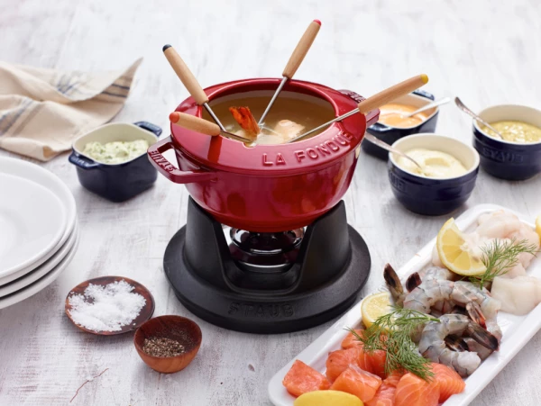 Staub Fondueset Aus Gusseisen In Kirschrot 16 Cm / 12,5 Cm / 8,4 Cm / 1,1 L 9 Staub Fondueset Aus Gusseisen In Kirschrot 16 Cm / 12,5 Cm / 8,4 Cm / 1,1 L – Bild 7