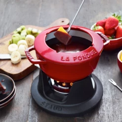 Staub Fondueset Aus Gusseisen In Kirschrot 16 Cm / 12,5 Cm / 8,4 Cm / 1,1 L 17 Staub Fondueset Aus Gusseisen In Kirschrot 16 Cm / 12,5 Cm / 8,4 Cm / 1,1 L -Staub Cocotte SHOP 14227 rgb 300dp neu l