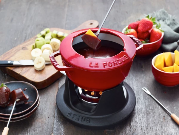 Staub Fondueset Aus Gusseisen In Kirschrot 16 Cm / 12,5 Cm / 8,4 Cm / 1,1 L 10 Staub Fondueset Aus Gusseisen In Kirschrot 16 Cm / 12,5 Cm / 8,4 Cm / 1,1 L – Bild 8