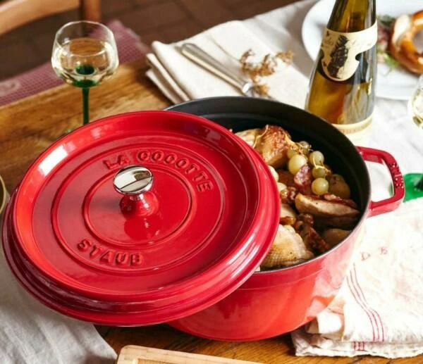 Staub Cocotte Rund Aus Gusseisen In Kirschrot 24 Cm / 22 Cm / 10 Cm/ 3,8 Liter 5 Staub Cocotte Rund Aus Gusseisen In Kirschrot 24 Cm / 22 Cm / 10 Cm/ 3,8 Liter – Bild 3