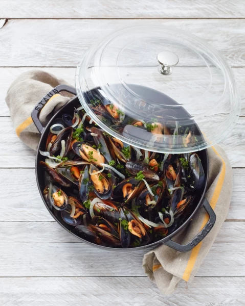 Staub Bräter Mit Glasdeckel In Schwarz 24 Cm / 18,5 Cm / 14,1 Cm / 3,44 Kg / 2,4 L – Bild 2