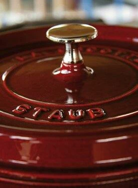 Staub Cocotte Rund Aus Gusseisen In Grenadine 24, 22 Cm / 10 Cm/ 3,8 Liter – Bild 3