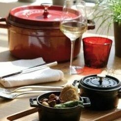 Staub Cocotte Rund Aus Gusseisen In Kirschrot 24 Cm / 22 Cm / 10 Cm/ 3,8 Liter 11 Staub Cocotte Rund Aus Gusseisen In Kirschrot 24 Cm / 22 Cm / 10 Cm/ 3,8 Liter -Staub Cocotte SHOP 23 mini cc noir cc ronde rouge amb1 4
