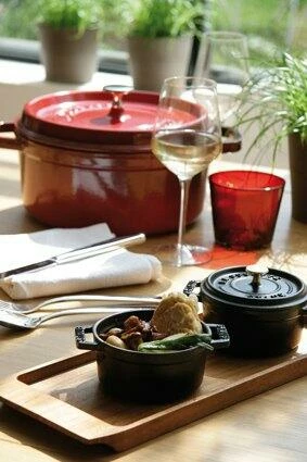 Staub Cocotte Rund Aus Gusseisen In Kirschrot 26 Cm / 24 Cm / 12 Cm/ 5,2 Liter – Bild 4