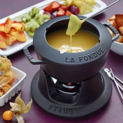 Staub Fondueset Aus Gusseisen In Schwarz 20 Cm / 12,5 Cm / 11,6 Cm / 2,3 L 11 Staub Fondueset Aus Gusseisen In Schwarz 20 Cm / 12,5 Cm / 11,6 Cm / 2,3 L -Staub Cocotte SHOP C Users Swanhild AppData Local Temp Temp1 neu 1 l 2
