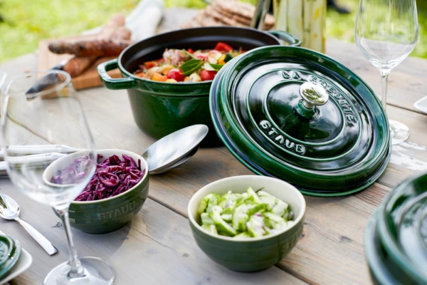 Staub Cocotte Rund Aus Gusseisen In Basilikumgrün 22 Cm / 18 Cm/ 10 Cm/ 2,6 Liter – Bild 7