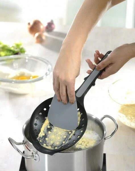 GEFU Spätzlelöffel Mit Schaber – Bild 2