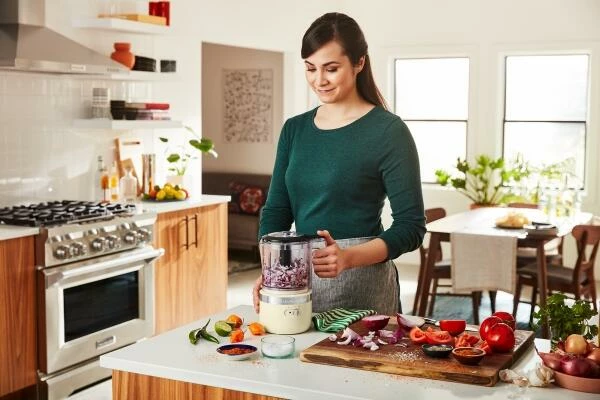 KitchenAid Kabelloser Zerkleinerer In Creme – Bild 4