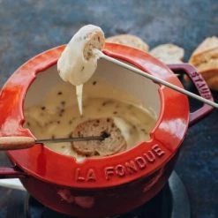 Staub Fondueset Aus Gusseisen In Kirschrot 16 Cm / 12,5 Cm / 8,4 Cm / 1,1 L 14 Staub Fondueset Aus Gusseisen In Kirschrot 16 Cm / 12,5 Cm / 8,4 Cm / 1,1 L -Staub Cocotte SHOP Staub Fondueset kirschrot Kuemmel Kaesefondue LD1