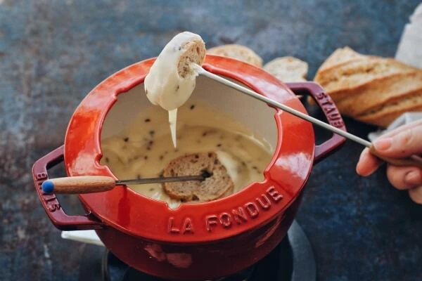 Staub Fondueset Aus Gusseisen In Kirschrot 16 Cm / 12,5 Cm / 8,4 Cm / 1,1 L 7 Staub Fondueset Aus Gusseisen In Kirschrot 16 Cm / 12,5 Cm / 8,4 Cm / 1,1 L – Bild 5