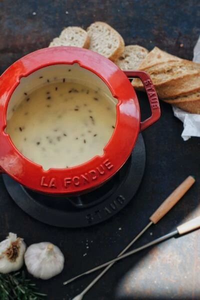 Staub Fondueset Aus Gusseisen In Kirschrot 16 Cm / 12,5 Cm / 8,4 Cm / 1,1 L 8 Staub Fondueset Aus Gusseisen In Kirschrot 16 Cm / 12,5 Cm / 8,4 Cm / 1,1 L – Bild 6