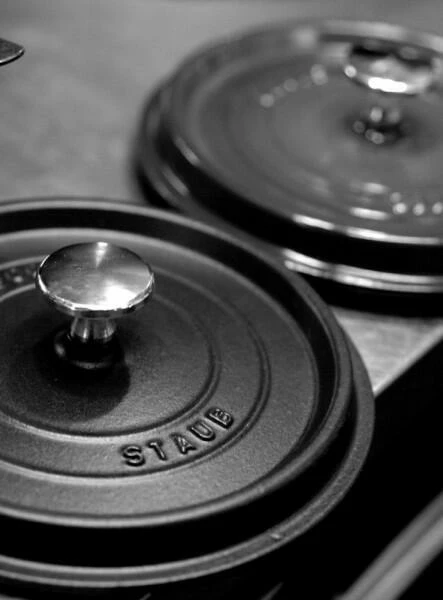 Staub Cocotte Rund Aus Gusseisen In Schwarz 24, 22 Cm / 10 Cm/ 3,8 Liter – Bild 7