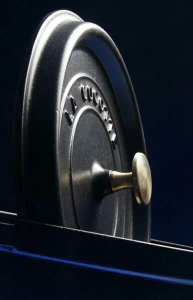 Staub Cocotte Rund Aus Gusseisen In Schwarz 26, 21,7 Cm / 12 Cm/ 5,2 Liter – Bild 4